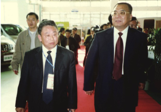 省委常委、、、市委书记王国平在董事长夏国良陪同下莅临杭州汽车城检查指导事情